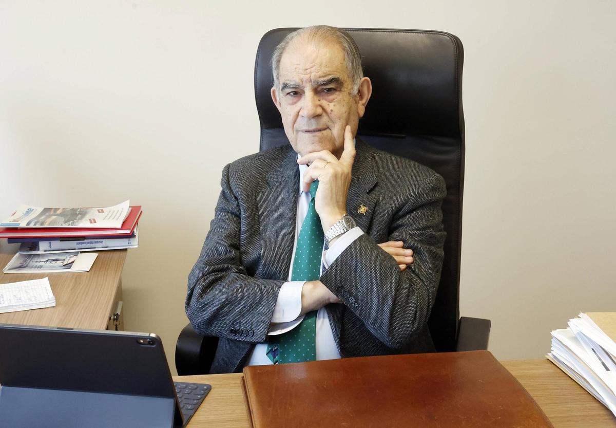 José García Costas, ayer, en su despacho de la sede de Emenasa.