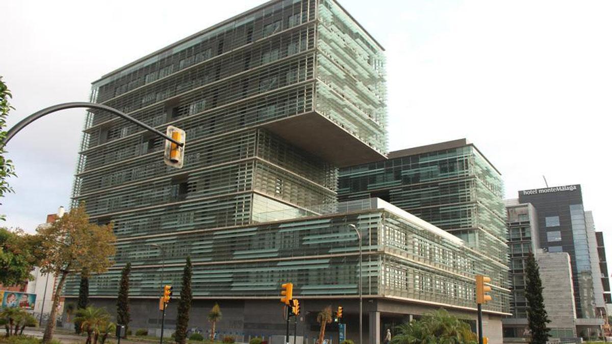 Vista del edificio múltiple de servicios municipales del Ayuntamiento de Málaga ubicado en el paseo marítimo Antonio Machado.