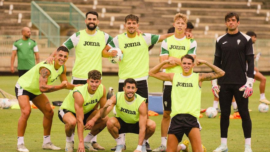 Los aficionados cordobesistas reciben al equipo en el Johan Cruyff.