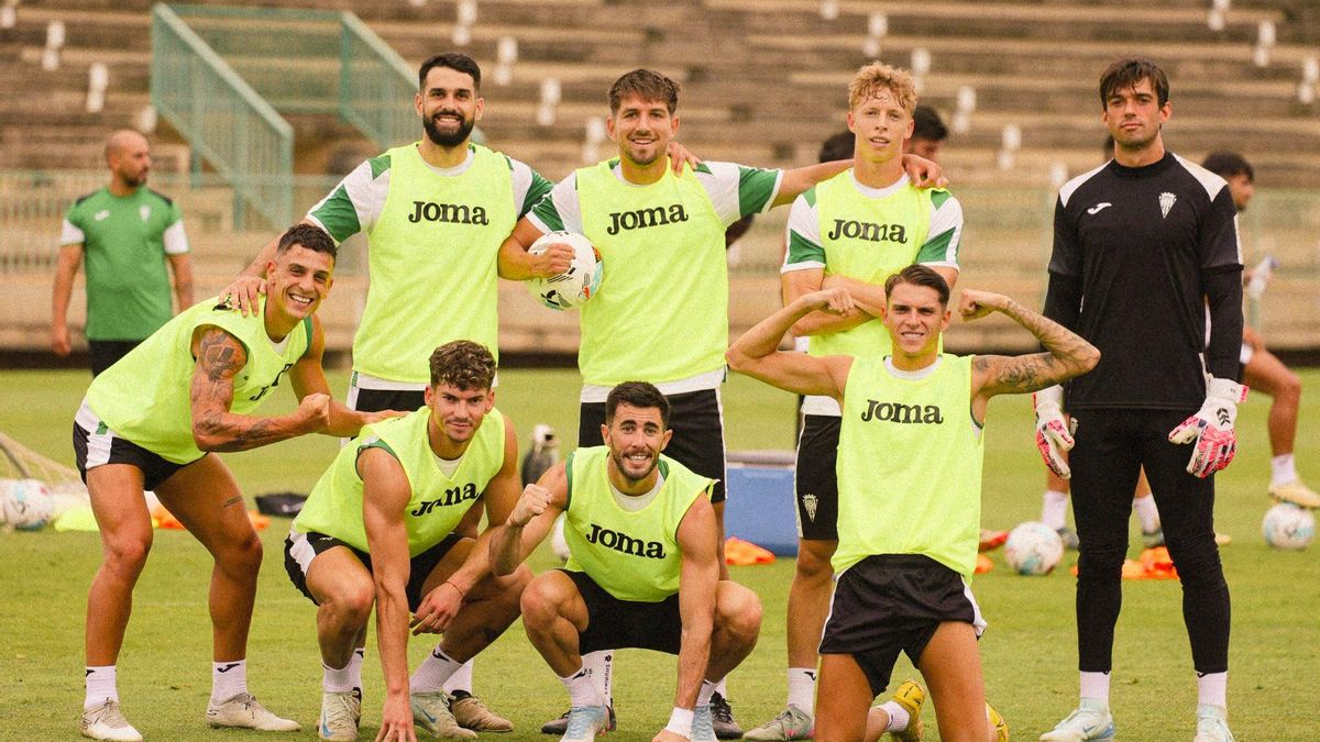 Un grupo de jugadores del Córdoba CF, durante un entrenamiento.