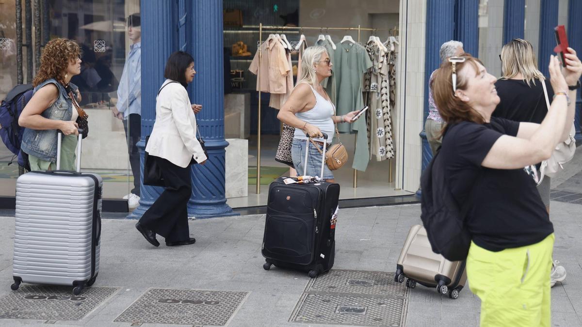 Viajeros con maletas por el centro de València, este abril.