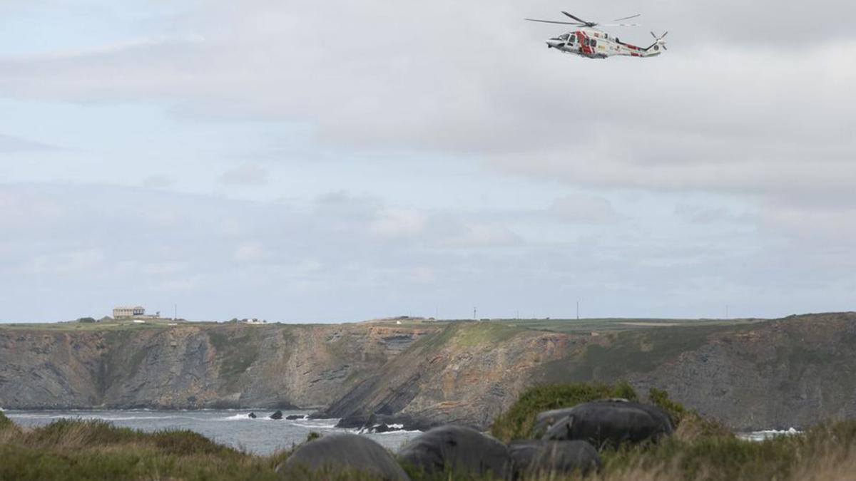 Un helicóptero, ayer, sobrevolando la costa gozoniega. | María Fuentes