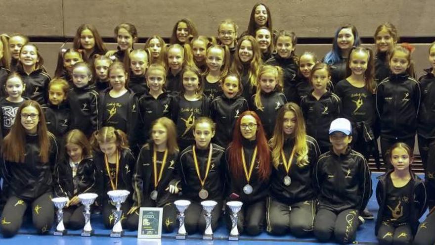 Integrantes del Club Fantasi de Canals con las medallas y trofeos en el Campeonato de Fit Kid, en Barcelona.