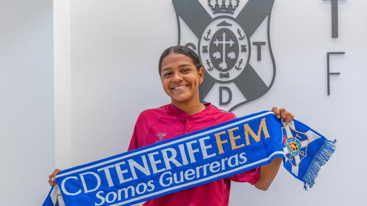 Pola Martínez, jugadora del Costa Adeje Tenerife.