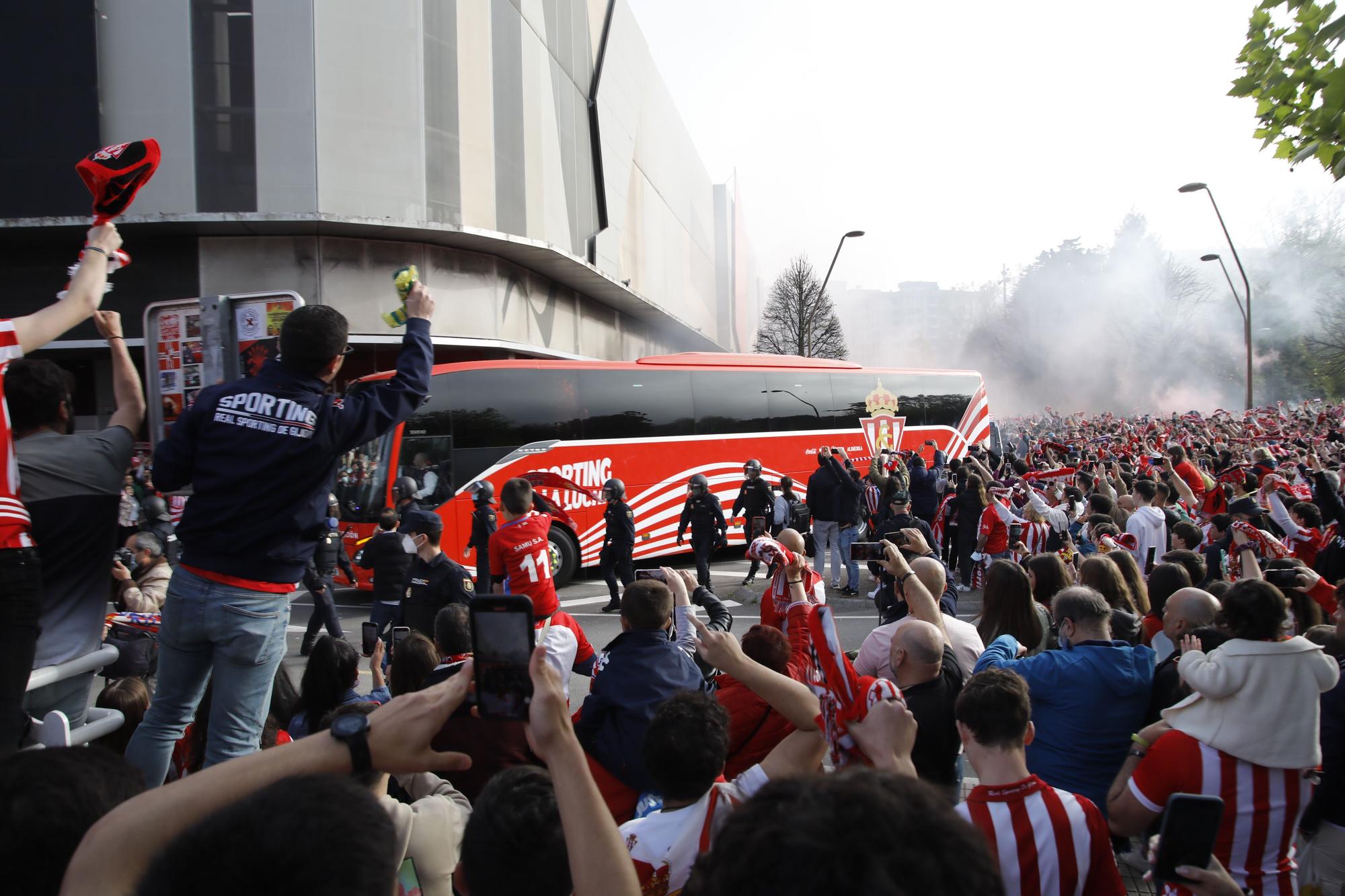 EN IMÁGENES: Así fue el recibimiento al autobús del Sporting en El Molinón