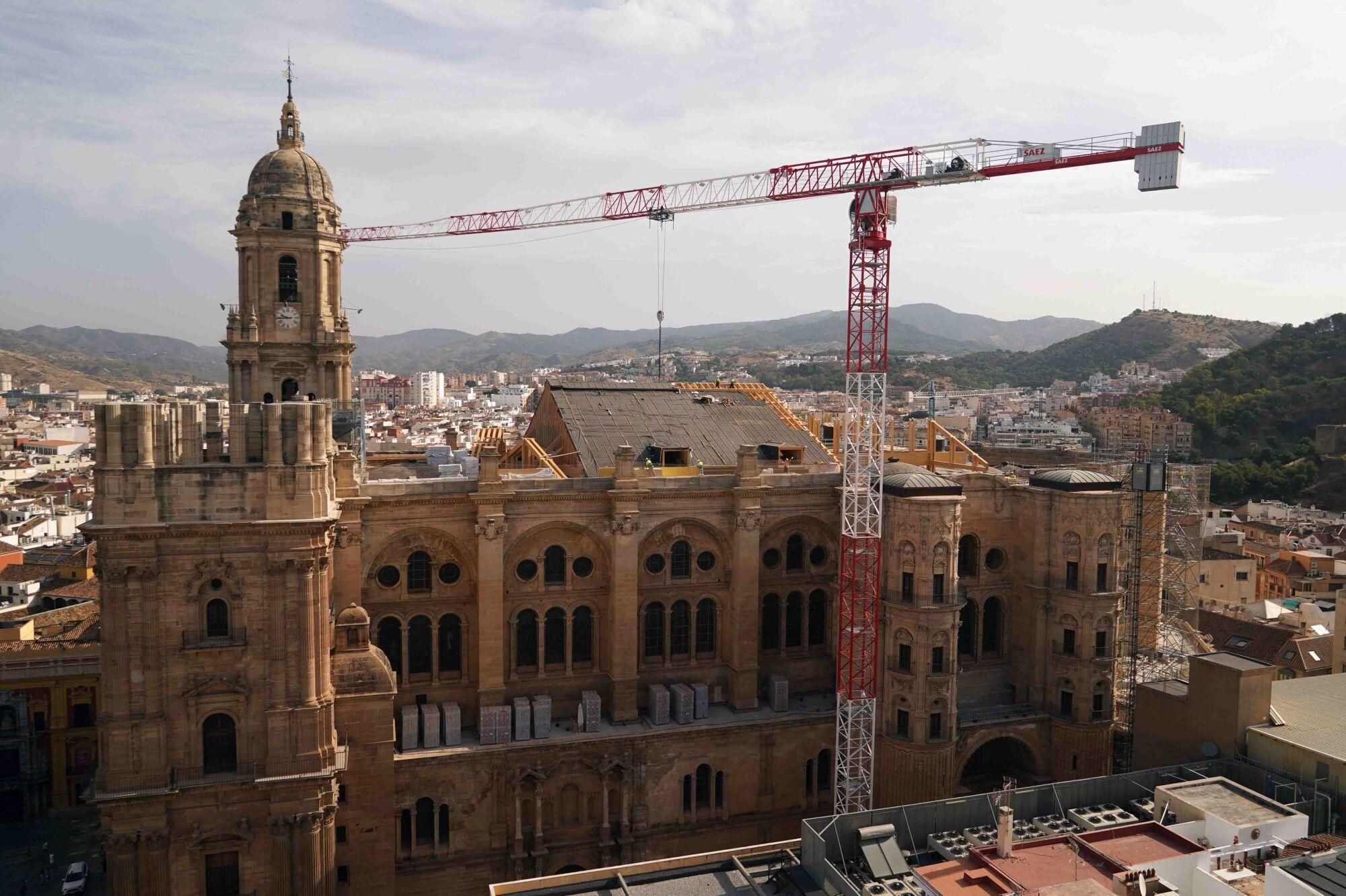 Varios operarios durante la construcción de las cubiertas en el techo de la Catedral de Málaga