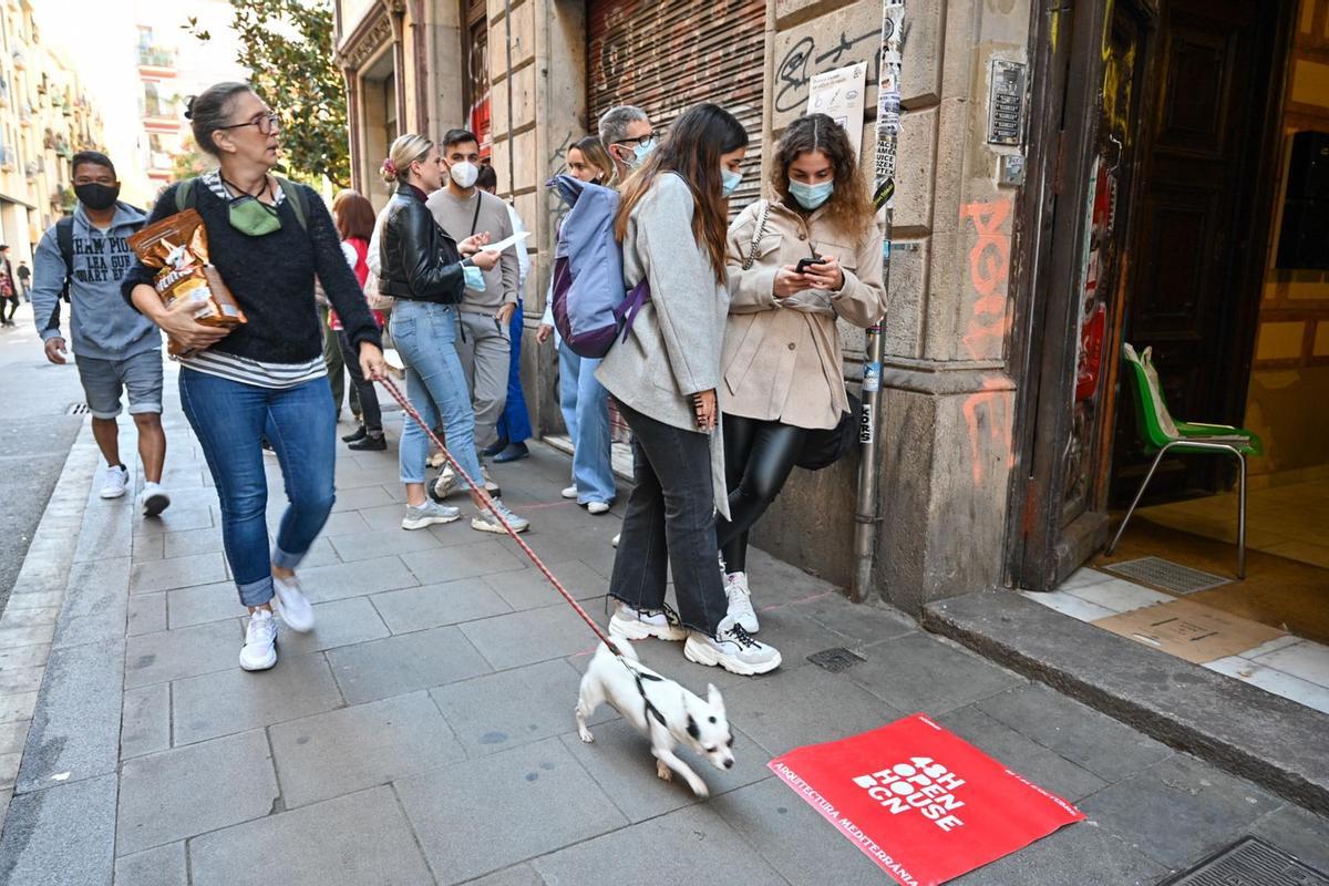 Colas para acceder al piso cero de Arrels, en la calle Carme, 84.