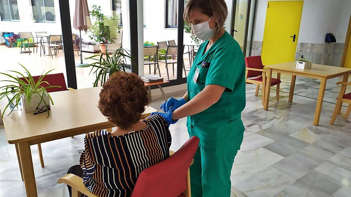 Una residente recibe la dosis de refuerzo en la residencia Mediterránea de Benirredrà. | LEVANTE-EMV