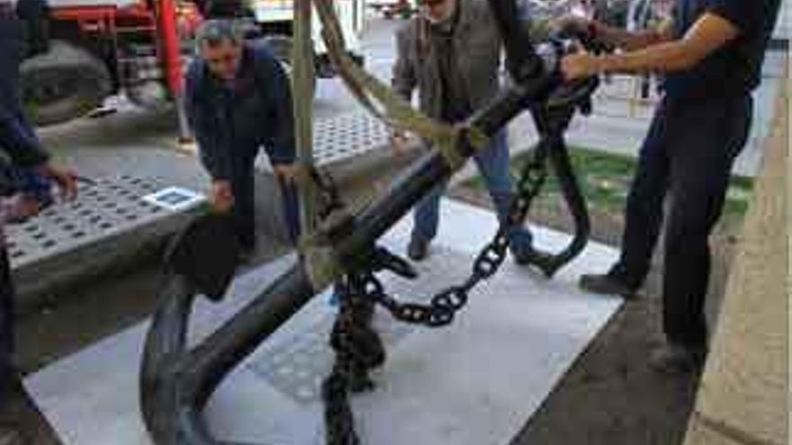 Colocacion del ancla en el monumento a Fernández Duro de Zamora, en la plaza que lleva su nombre.