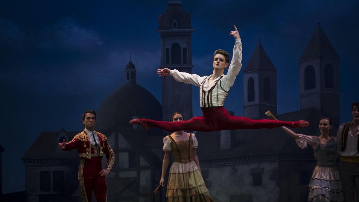 El bailarín principal de la Compañía Nacional de Danza Yanier Gómez interpreta a Basilio en la reposición de 'Don Quijote' con el montaje de José Carlos Martínez en el Teatro Real.