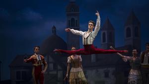 El bailarín principal de la Compañía Nacional de Danza Yanier Gómez interpreta a Basilio en la reposición de Don Quijote con el montaje de José Carlos Martínez en el Teatro Real.