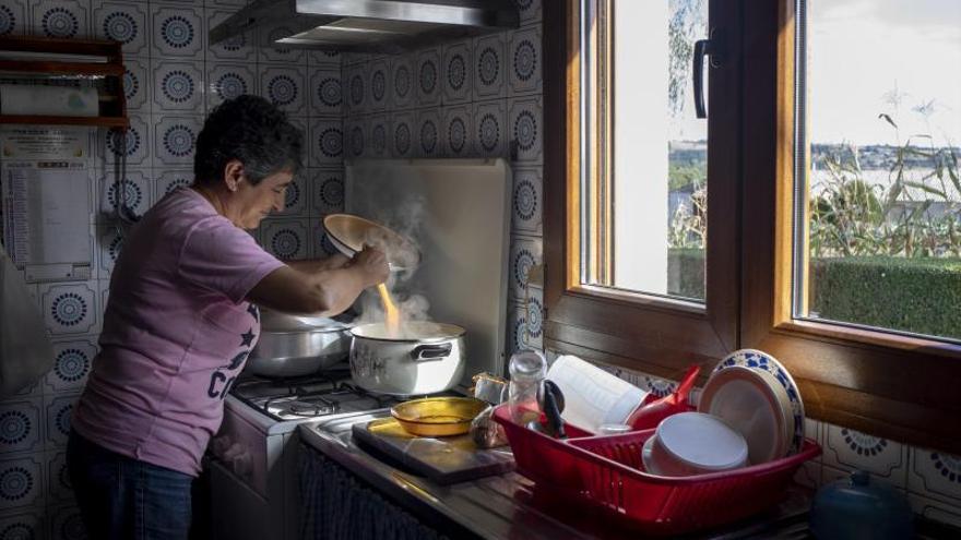 Encarna preparando el caldo