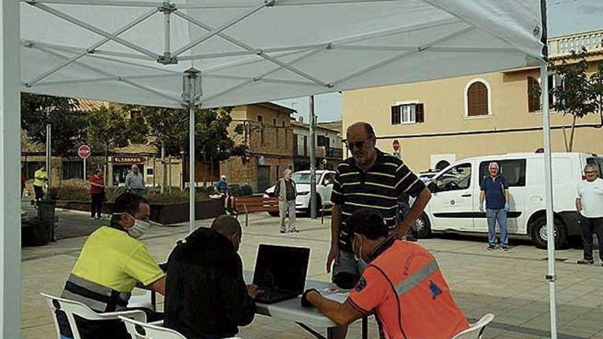 Uno de los puntos de distribuciÃ³n de mascarillas en MarratxÃ­.