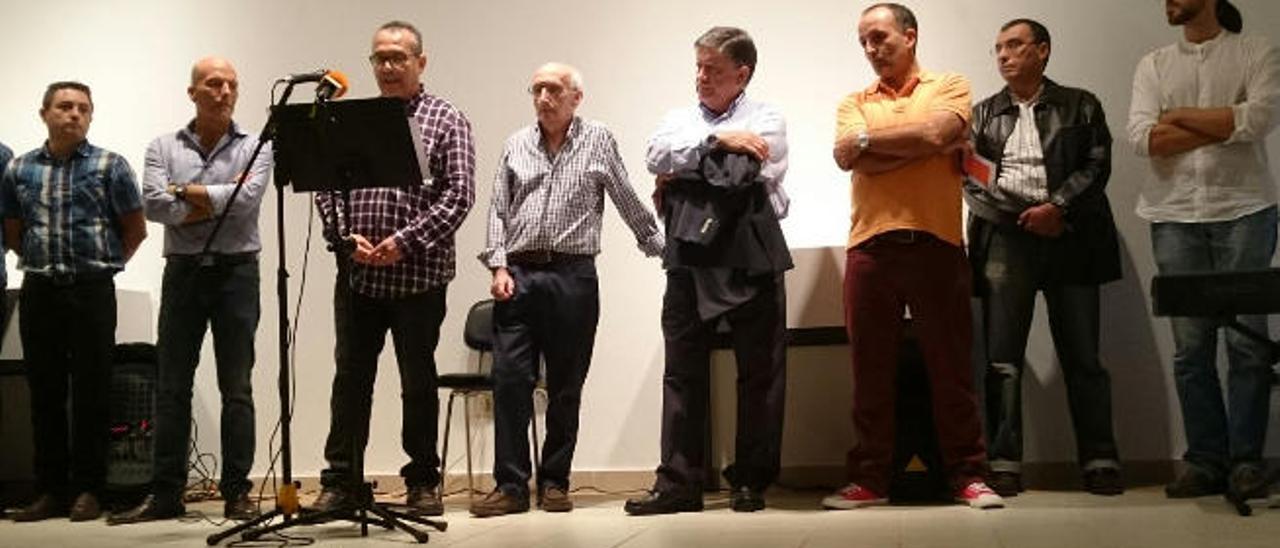 Josefrán Santana (izq), Julio Ojeda, Nono Castro, Carmelo López, Máximo Riol, Chano Navarro, Juan Cabrera y Gabriel Martínez, durante la inauguración del la exposición Libro de artistas del Ateneo de Vecindario.