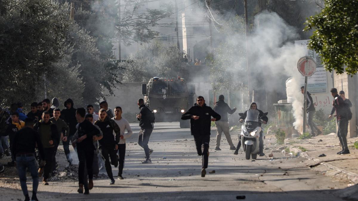 Enfrentamientos entre palestinos y el Ejército de Israel en la ciudad cisjordana de Yenín.