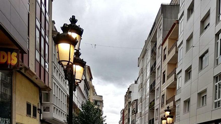 Farolas encendidas, a prueba, a plena luz del día