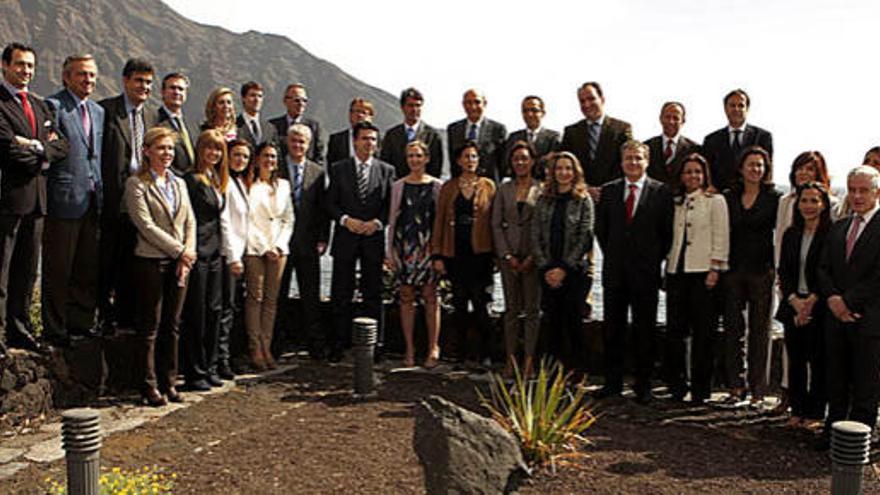 El ministro Soria, en el centro de la imagen, junto a los consejeros de Turismo de las comunidades autónomas y otras autoridades, ayer en el Parador de El Hierro. i EFE