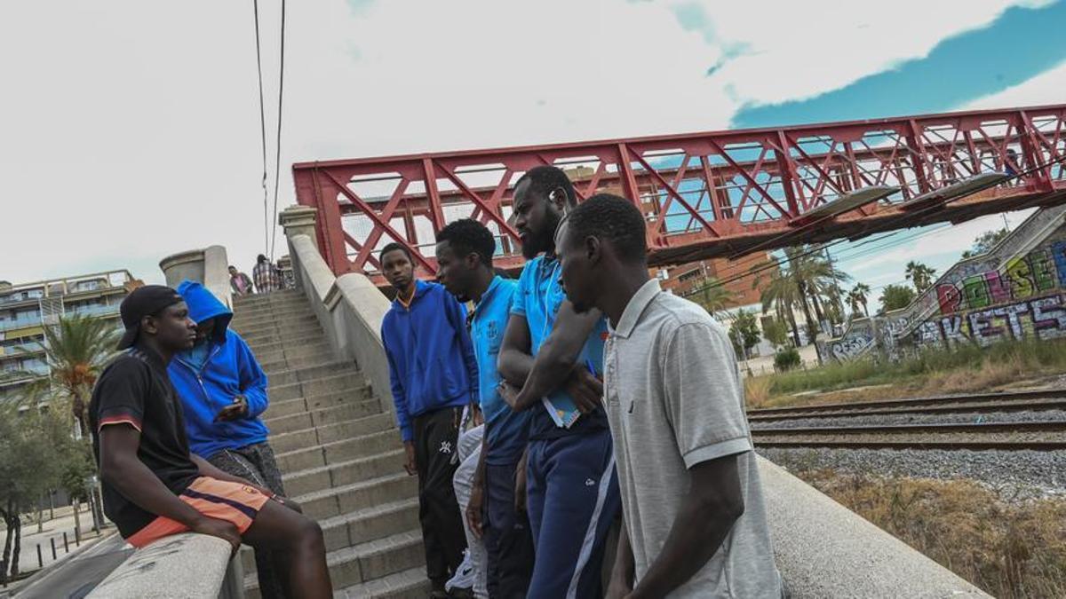 Los migrantes conversan en Barcelona.