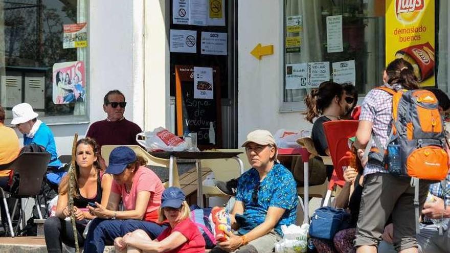 Peregrinos en el Camiño Portugués a su paso por Valga. // I. Abella