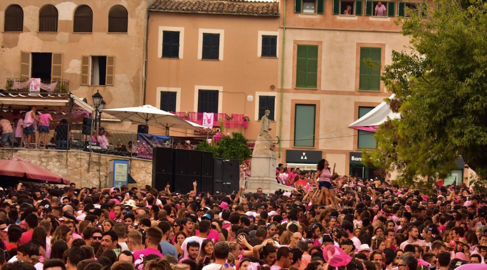 In Anlehnung an eine Dorflegende erfanden die Menschen in Sineu eine Fabelgestalt, halb Stier, halb Teufel, mit einer rosa Blume geschmückt: den Muc. Unter diesem Namen wurde er erstmals 2003 gefeiert. Seither strömen Jahr für Jahr, stets am 14. August, immer mehr rosa bekleidete Anhänger nach Sineu.