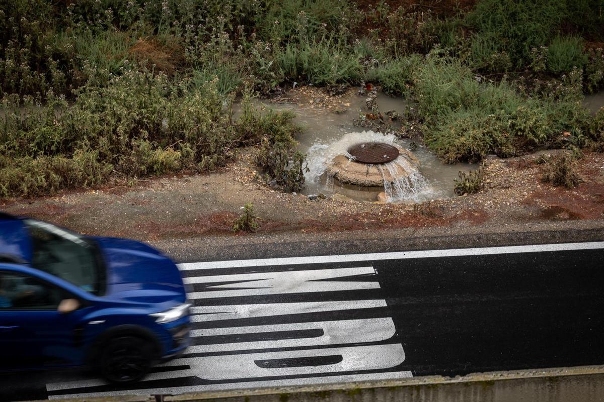 Una alcantarilla cercana a una carretera de Zaragoza completamente anegada