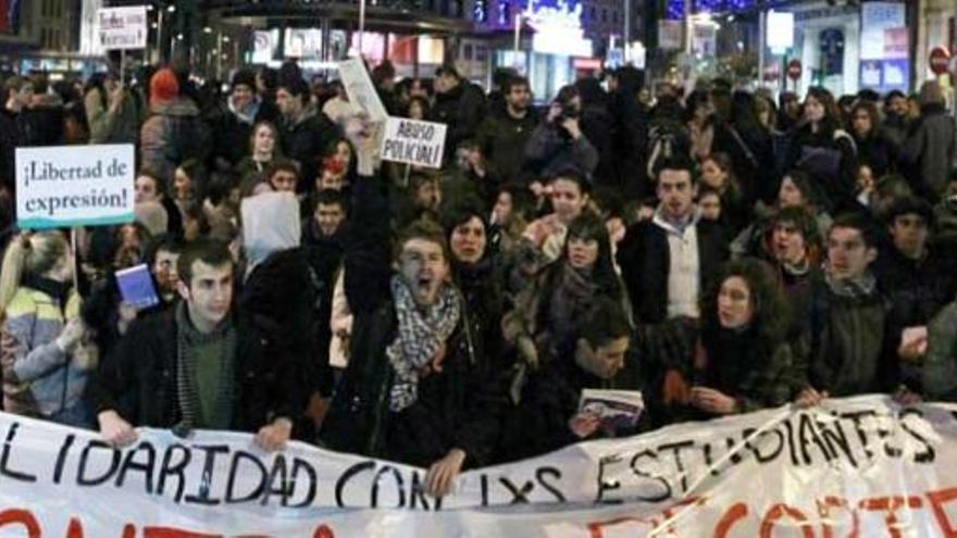 Manifestantes madrileños se solidarizan con los estudiantes valencianos.