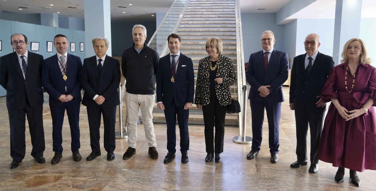 Imagen de los premiados, junto el alcalde, Fernando Priego, y el presidente de la Diputación, Salvador Fuentes.
