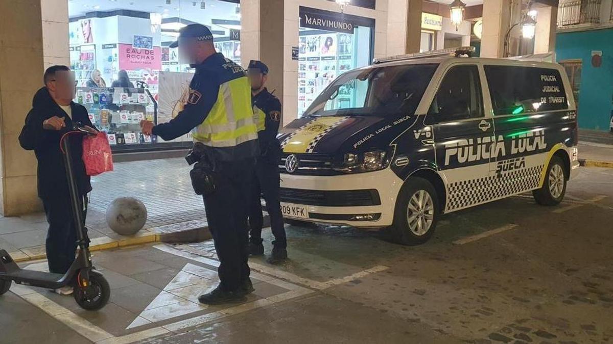 Un control de la Policía Local de Sueca, en una campaña centrada en los vehículos de movilidad personal.