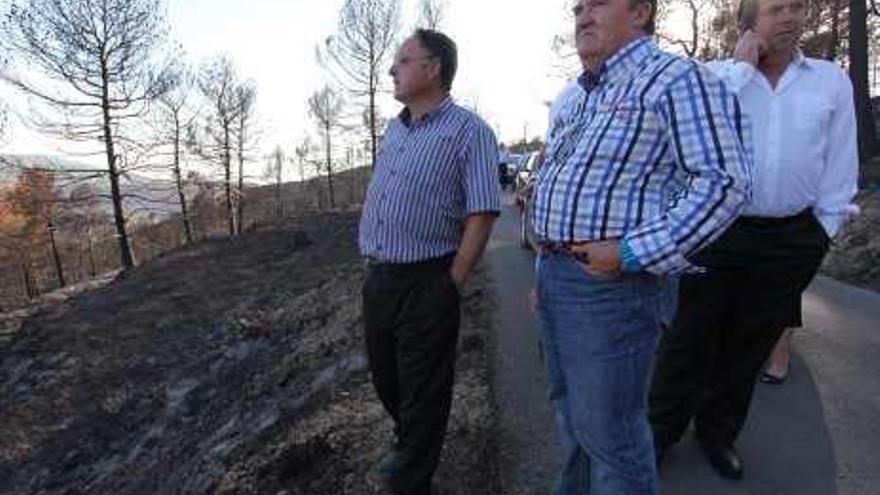 Los alcaldes en una visita a la zona quemada.