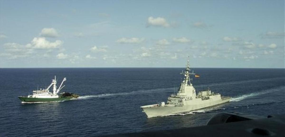 La fragata 'Méndez Nuñez' escolta a un atunero español en aguas de Somalia, en el 2008.