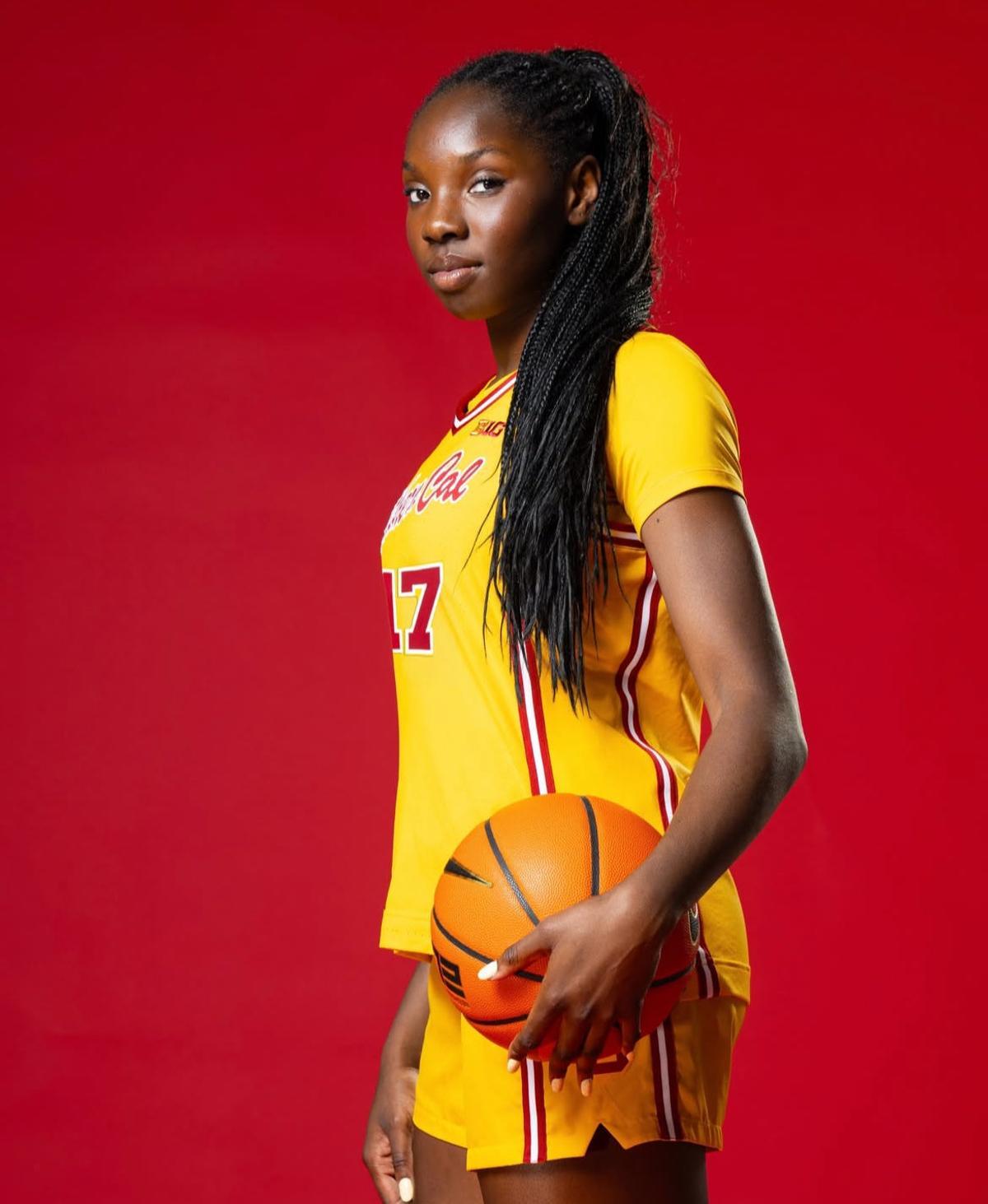 Sara Okeke posa como nueva jugador de USC.