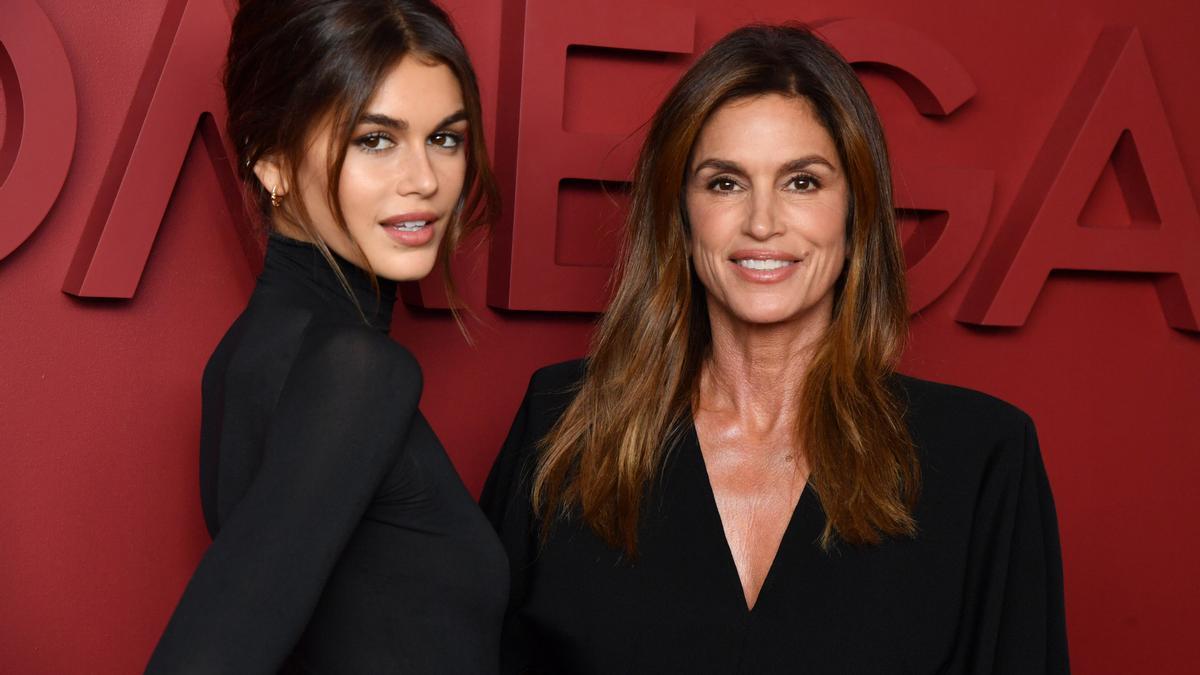 Cindy Crawford y Kaia Gerber como dos gotas de agua lucen un estilismo teñido de negro