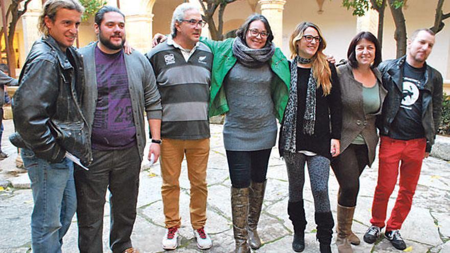 Víctor Riera (izq.) junto al resto de Guanyem presentes ayer.