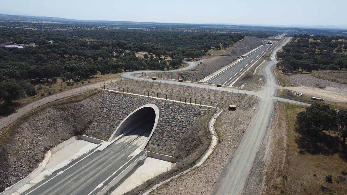 Obras de la nueva línea de alta velocidad entre Madrid y Extremadura, con una longitud total de 437 kilómetros