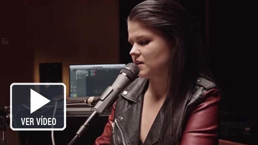 Saara Aalto interpreta en más de 30 idiomas su canción.