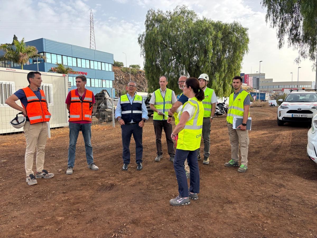 El consejero insular, Dámaso Arteaga, junto a técnicos del área, durante una visita a los trabajos