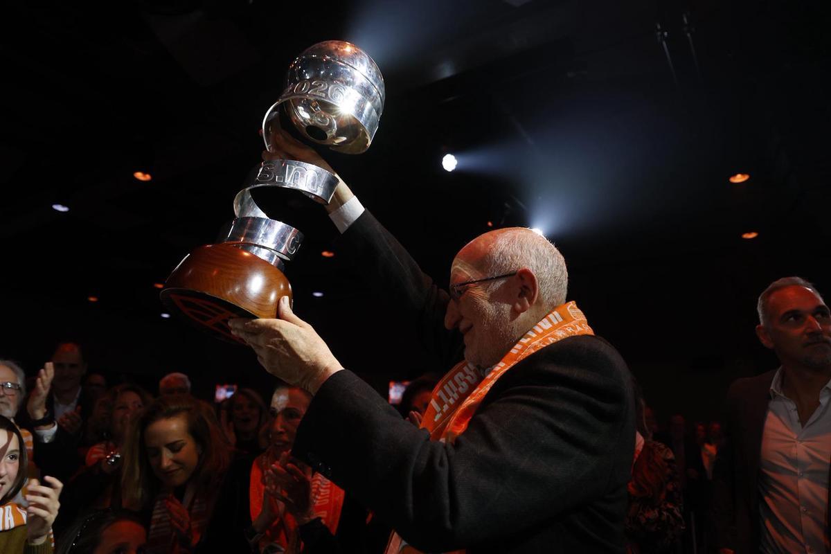 El Valencia festeja con su afición la Copa de la Reina en un Roig Arena entregado con Juan Roig El Valencia festeja con su afición la Copa de la Reina en un Roig Arena entregado con Juan Roig