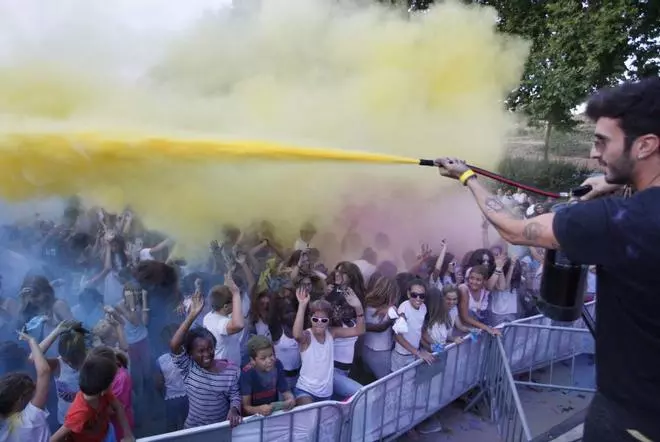 Festa «holi» a les festes d'agost de Banyoles