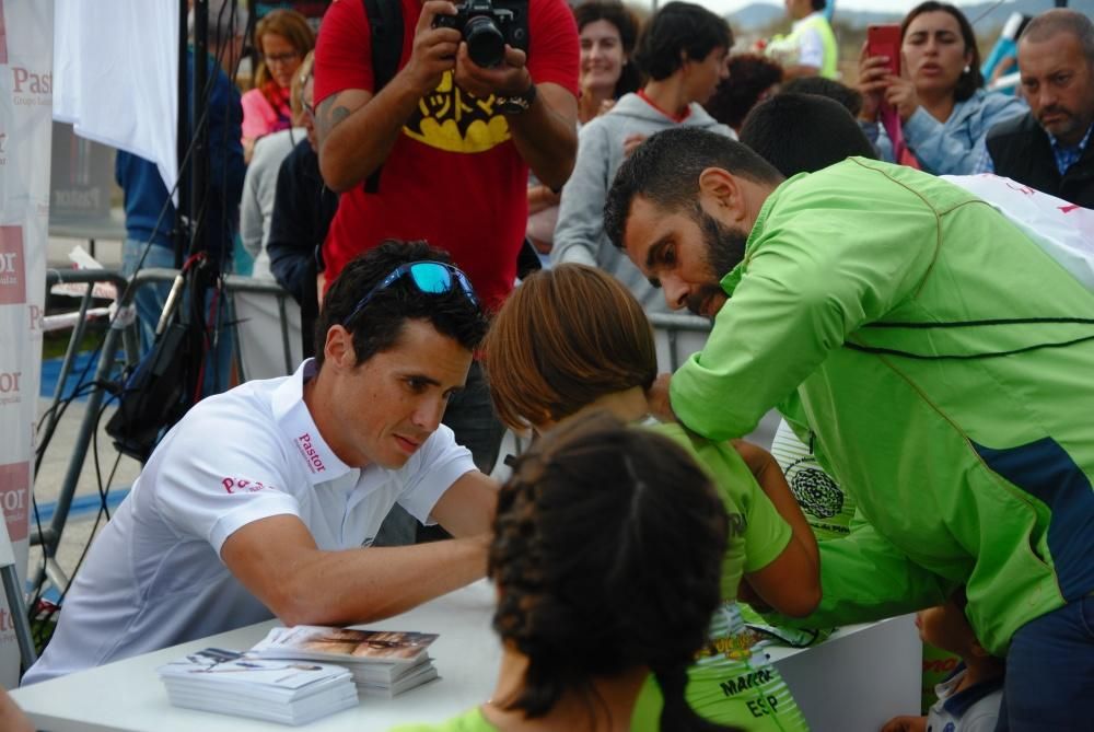 Javier Gómez Noya, padrino de la prueba, entregó las medallas a los más pequeños y firmó autógrafos.