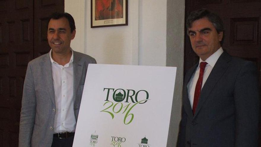 Fernando Martínez Maíllo y Jesús Sedano presentan el logotipo &quot;Toro 2016&quot; para la candidatura a Las Edades del Hombre.