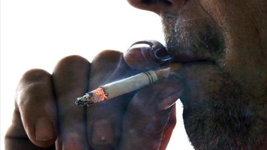 Baja por primera vez el número de hombres fumadores