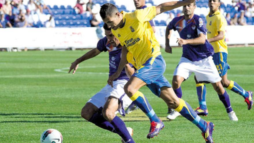 Vitolo, ante la mirada de Jonathan Viera, intenta superar a un defensor del Guadalajara.