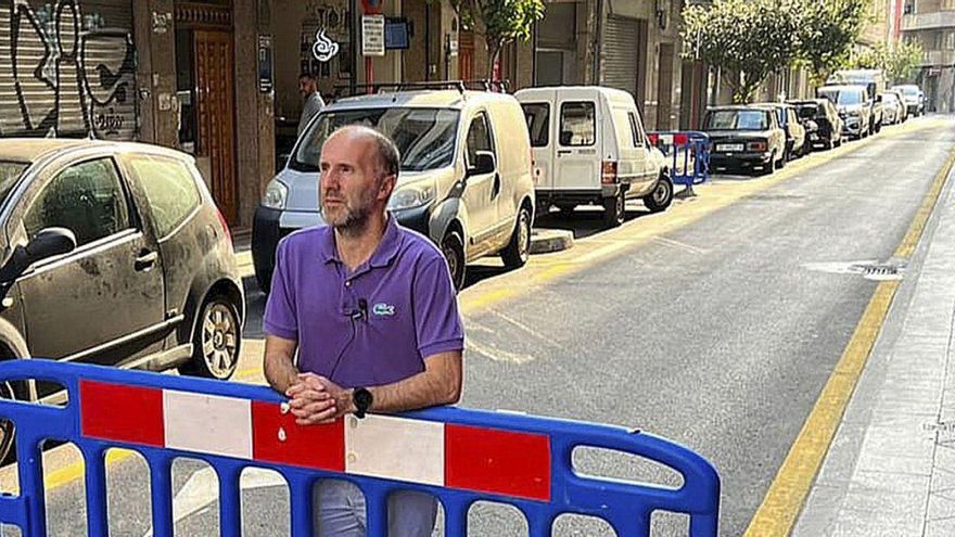 Jácome, ayer, anunciando la retirada de vallas de obra en Ribeira Canedo tras 5 meses de trabajos. | // I.O.