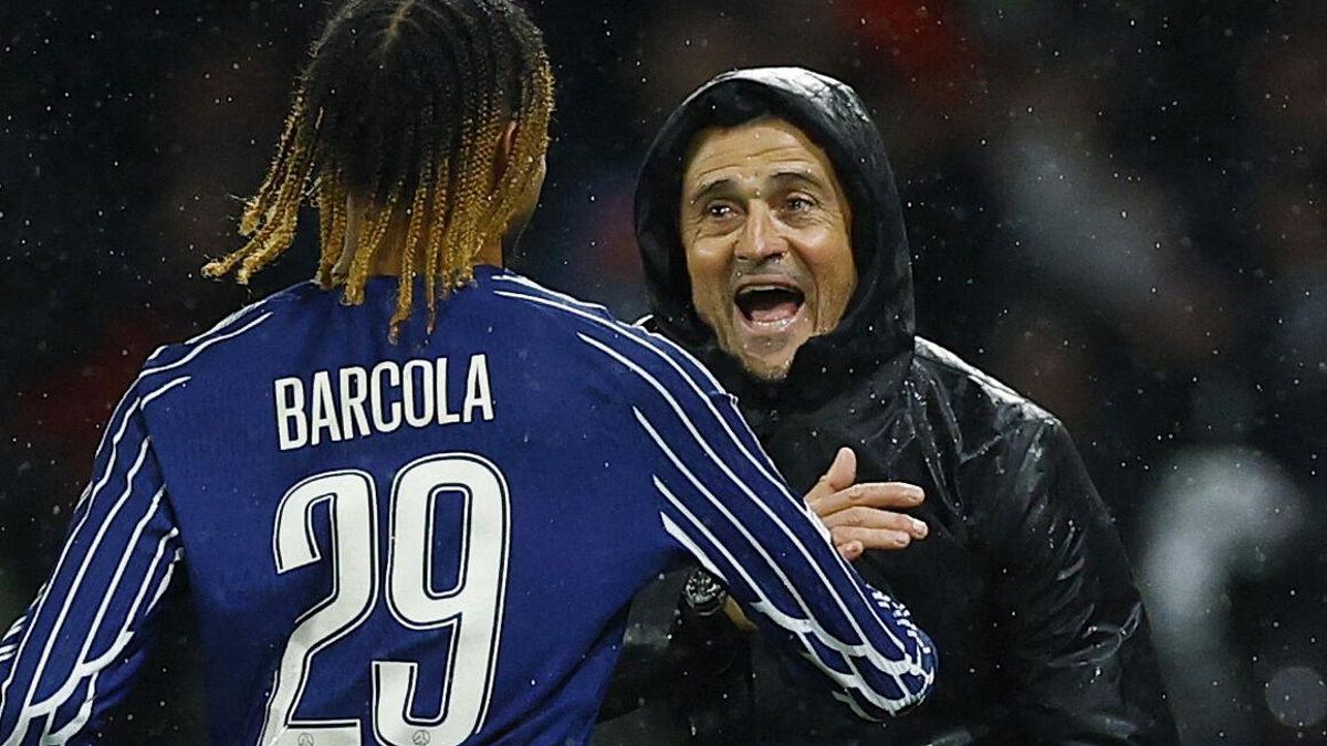 Bradley Barcola acude a celebrar su gol con Luis Enrique.