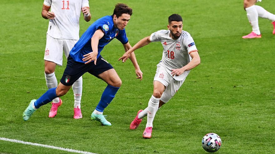 Jordi Alba, con Chiesa en un momento del Italia-España.