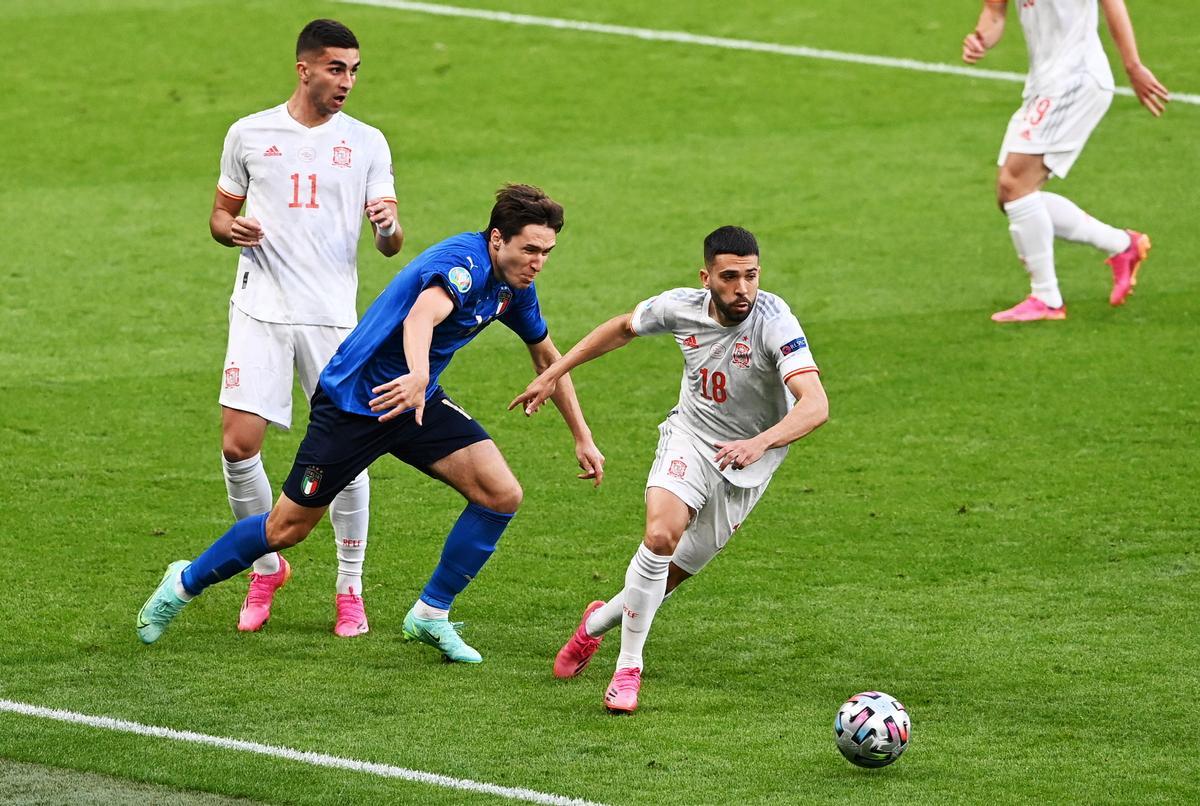 Jordi Alba, con Chiesa en un momento del Italia-España.