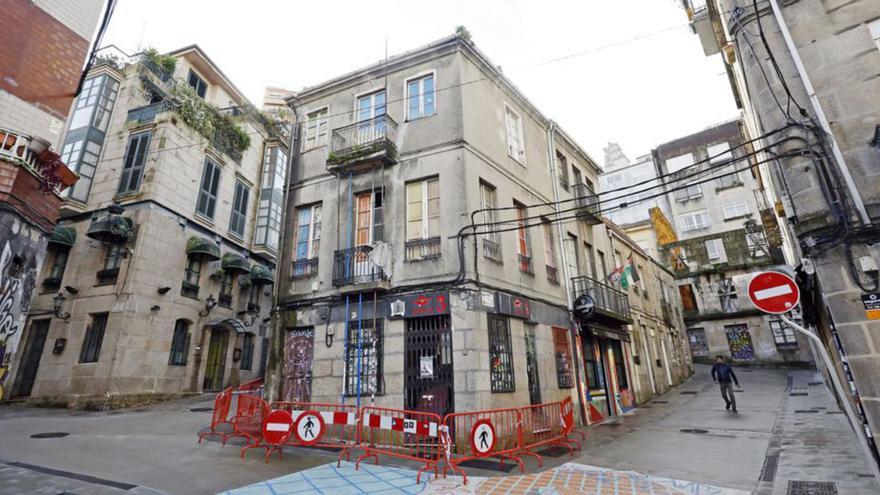 El edificio del centro de Vigo apuntalado y acordonado cumple casi dos meses sin nuevas medidas de seguridad ni avances