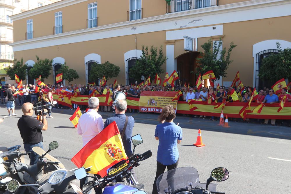 La Policía Local de Málaga organiza ante su sede una concentración en apoyo de los policías nacionales y los guardia civiles que se han desplazado a Cataluña con motivo del referéndum del 1-O