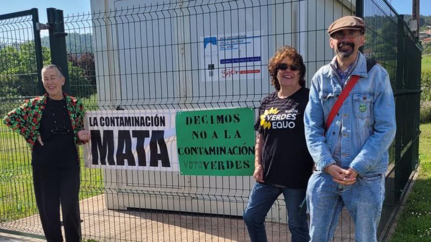 Por la izquierda, Olga Muñiz, Inés Prada y Rufino Fernández, en la estación de medición de la polución de El Lauredal. | N. P.