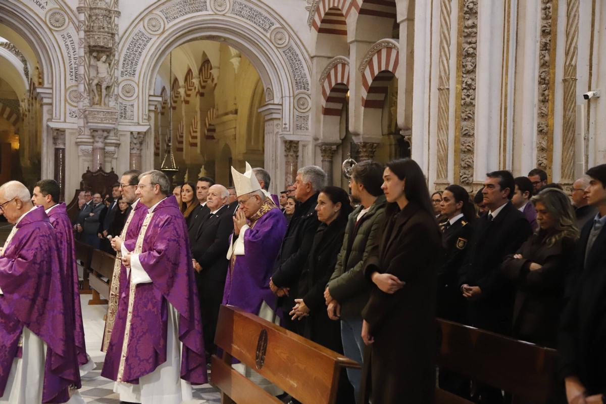 El obispo de Córdoba, Jesús Fernández, oficia la liturgia por los fallecidos en la tragedia ferroviaria El obispo de Córdoba, Jesús Fernández, oficia la liturgia por los fallecidos en la tragedia ferroviaria
